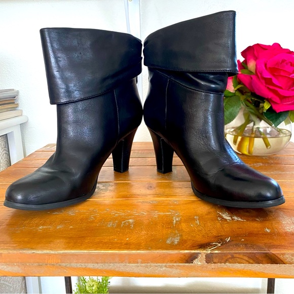 BCBG black Ankle Bootie (size 6)🌹 - Picture 4 of 12